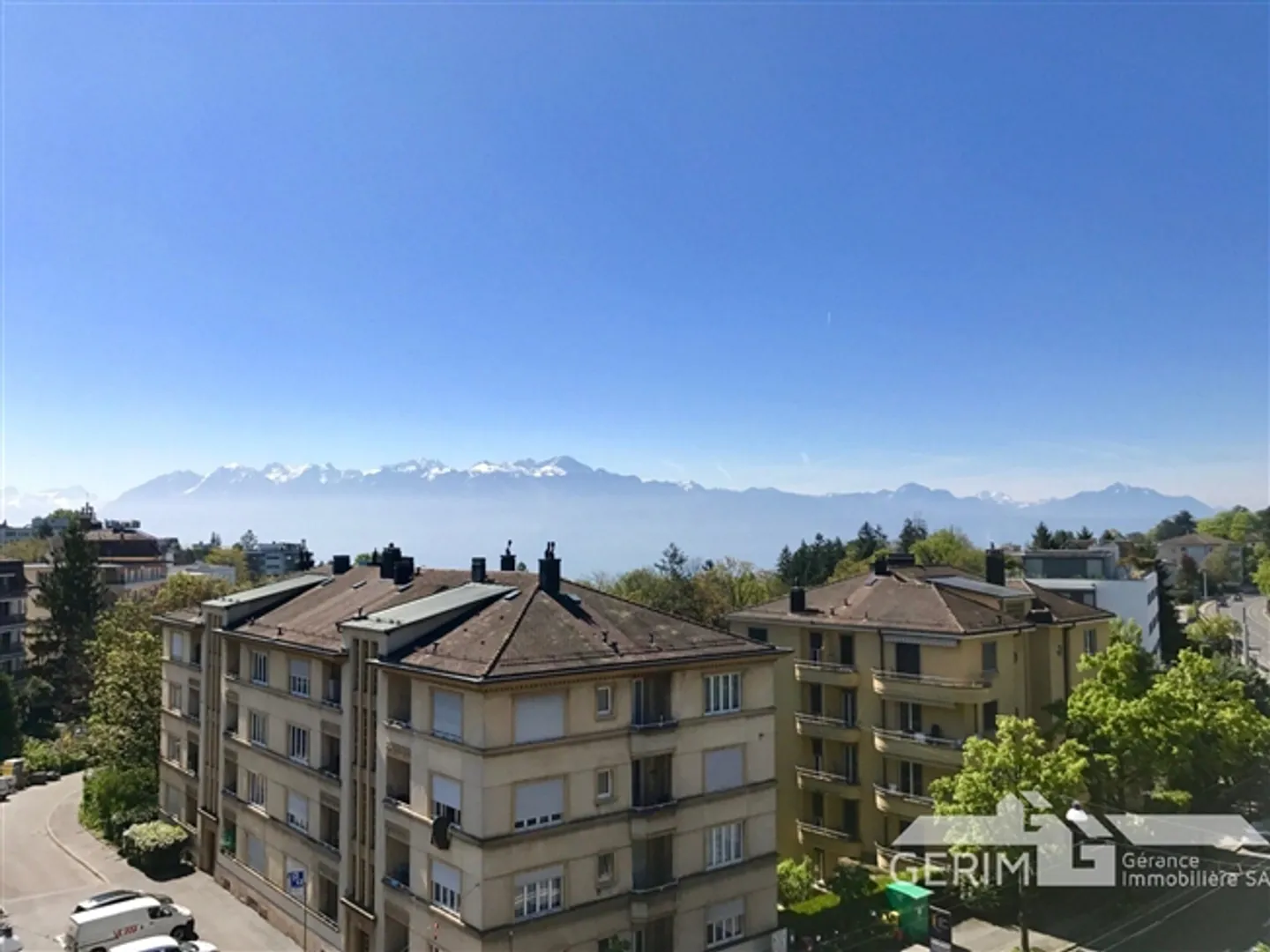 APPARTEMENT MEUBLÉ DANS LE QUARTIER DE CHAILLY AVEC VUE SUR LE LAC - Photo 2 sur 13