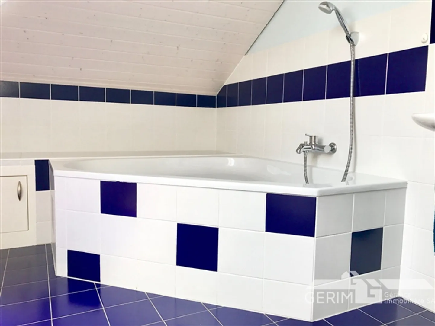 APPARTEMENT MEUBLÉ DANS LE QUARTIER DE CHAILLY AVEC VUE SUR LE LAC - Photo 12 sur 13