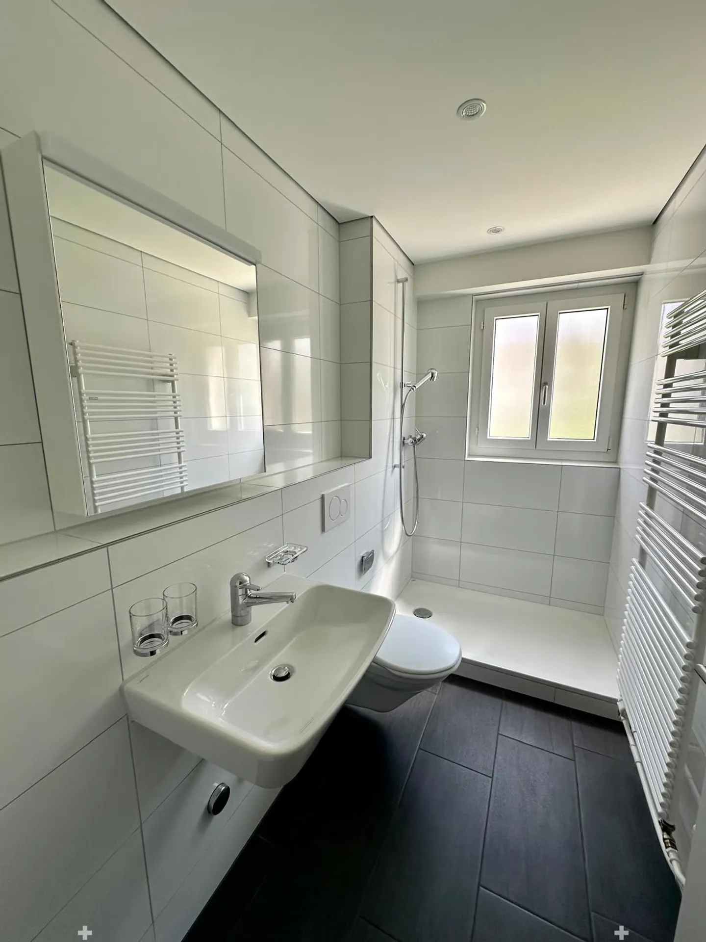 Renovierte 3-Zimmerwohnung mit Mansarde / Appartement rénovée de 3 pièces avec mansarde - Foto 5 di 8