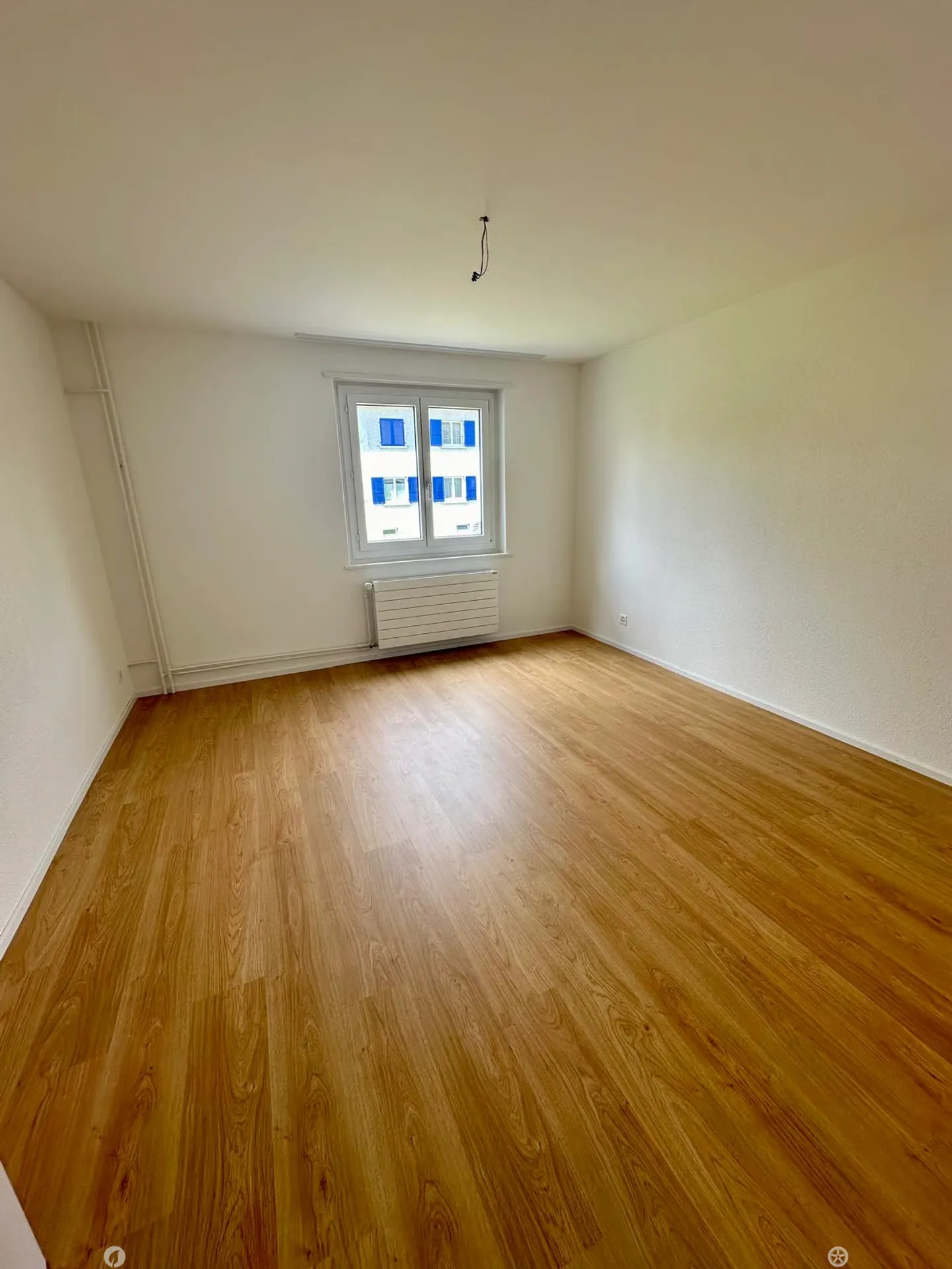 Renovierte 3-Zimmerwohnung mit Mansarde / Appartement rénovée de 3 pièces avec mansarde - Foto 6 di 8