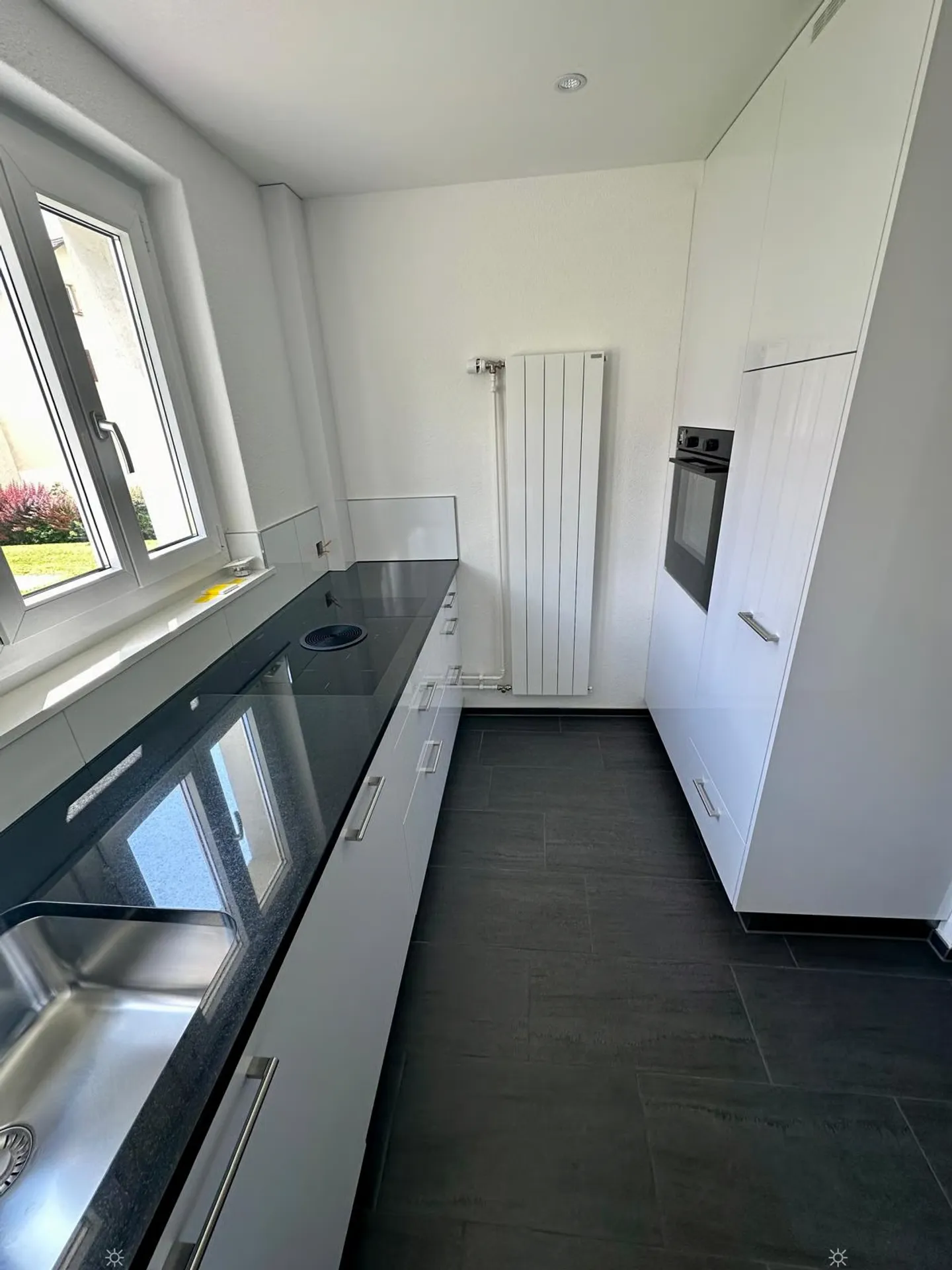 Renovierte 3-Zimmerwohnung mit Mansarde / Appartement rénovée de 3 pièces avec mansarde - Foto 4 di 8