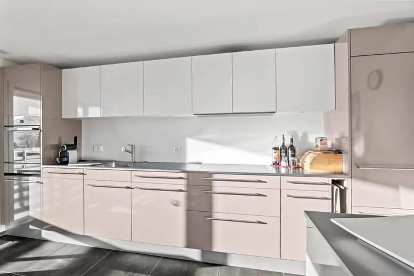 TOP OF OBERLAND: MODERN PANORAMIC APARTMENT IN BEATENBERG - Photo 4 of 9