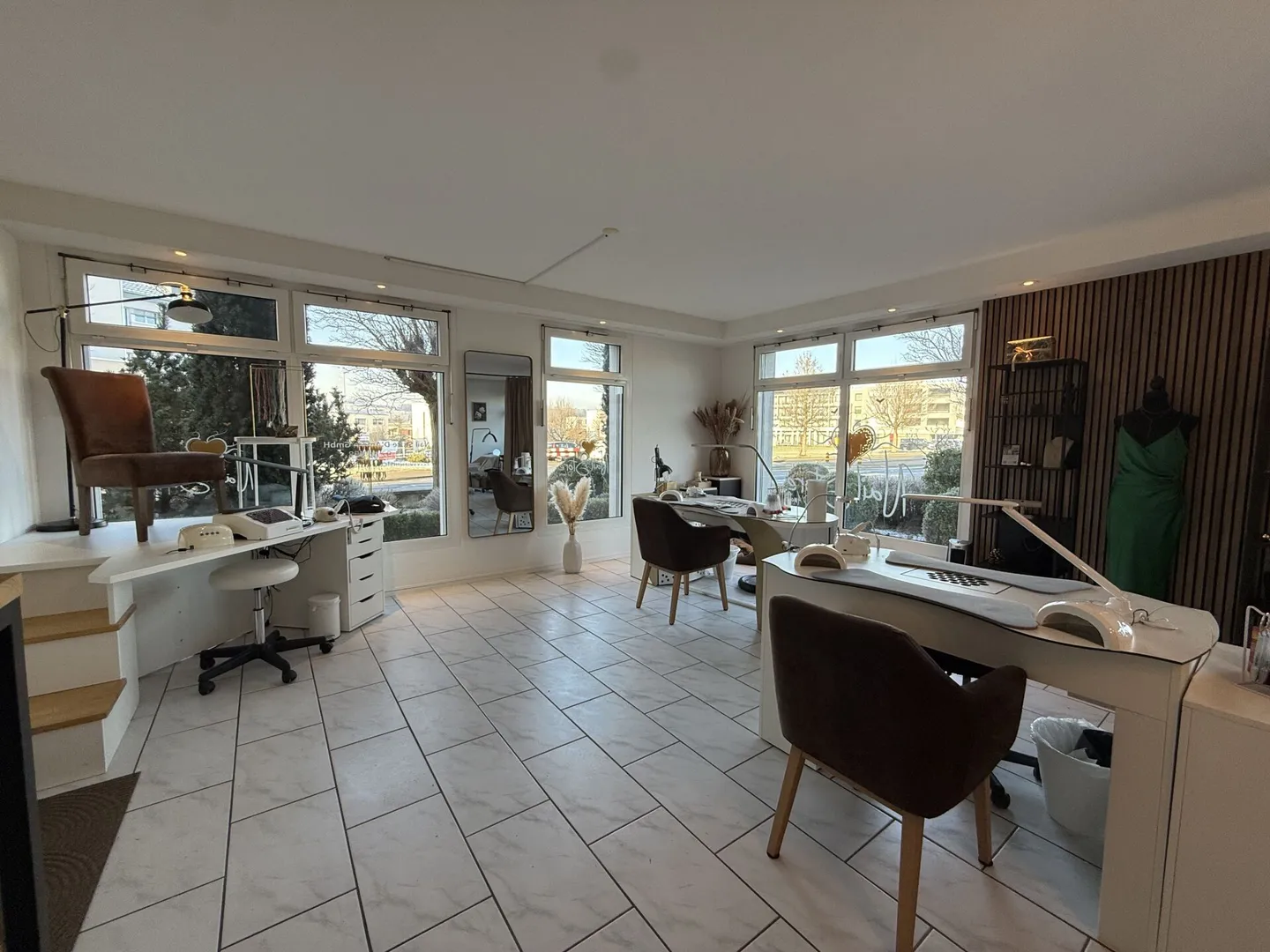 Espace commercial pour studio de beauté, cabinet, massage/thérapie, atelier ou bureau - Photo 1 sur 8