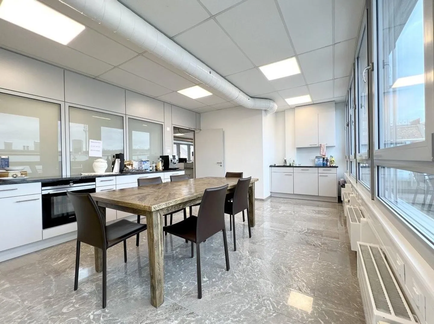 Moderno ufficio in affitto: spazioso, luminoso e in posizione centrale - Foto 2 di 9