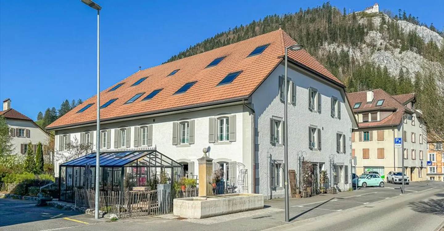 Appartamento duplex di 2.5 locali completamente ristrutturato nel centro di Fleurier - Foto 1 di 13