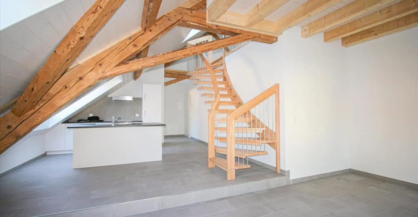 Appartamento duplex di 2.5 locali completamente ristrutturato nel centro di Fleurier - Foto 3 di 13