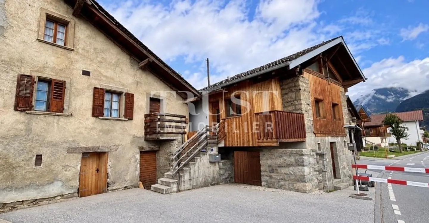 LUC - AYENT – MAGNIFIQUE GRANGE RÉNOVÉE AVEC MAISON VILLAGEOISE - Photo 1 of 11