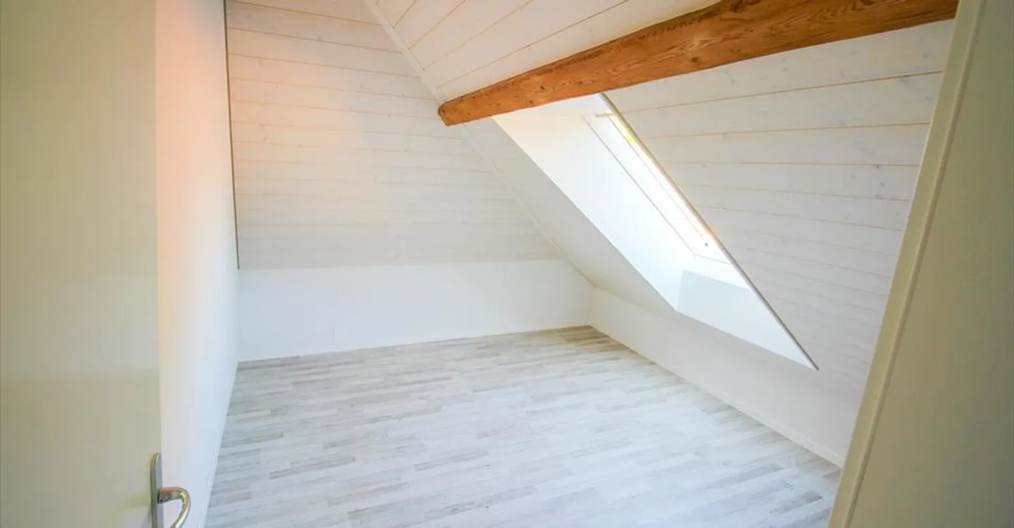 Appartamento duplex di 2.5 locali completamente ristrutturato nel centro di Fleurier - Foto 6 di 13