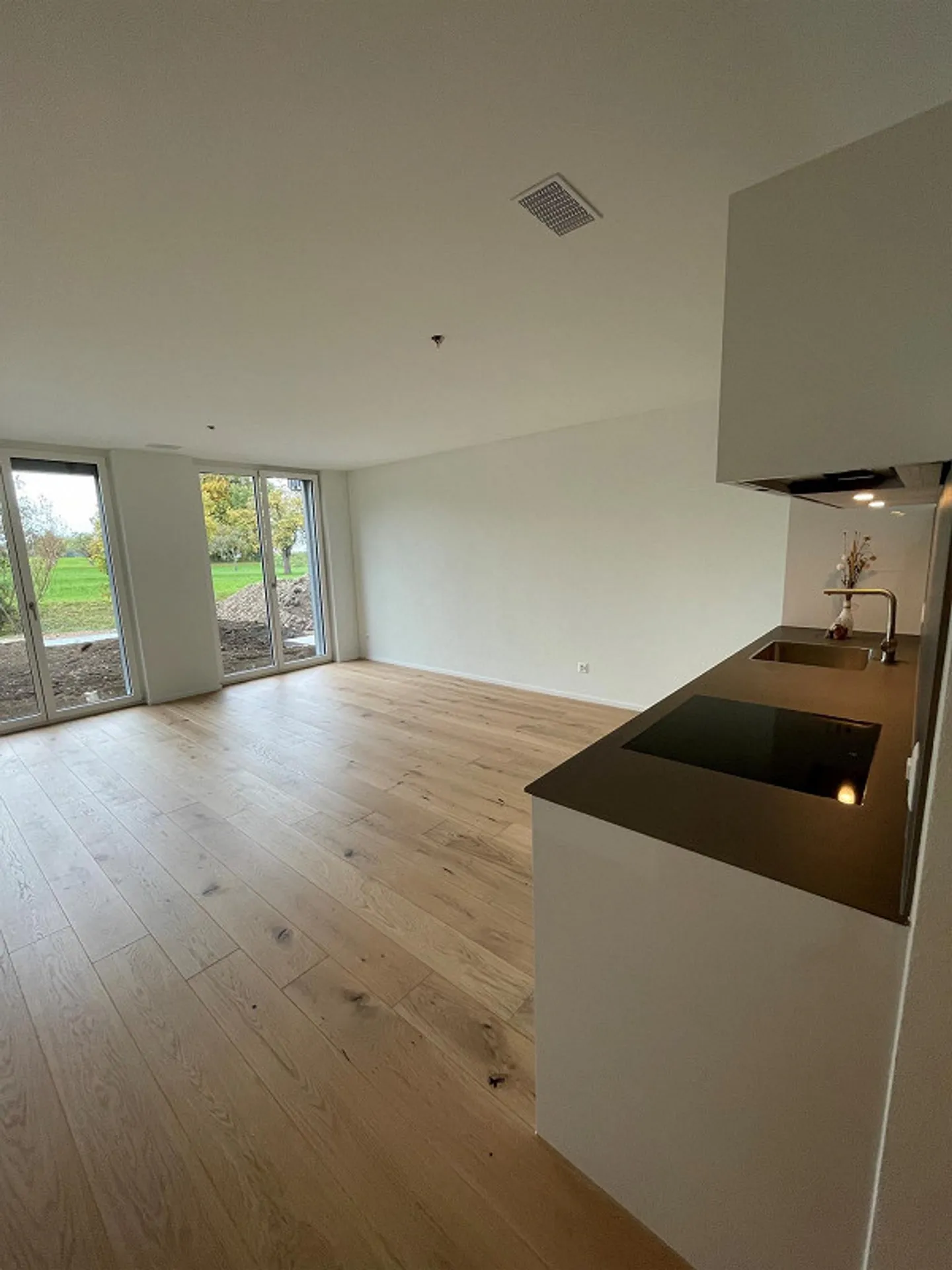 Appartement moderne de 2,5 pièces au rez-de-chaussée dans la verdure - Photo 2 sur 11