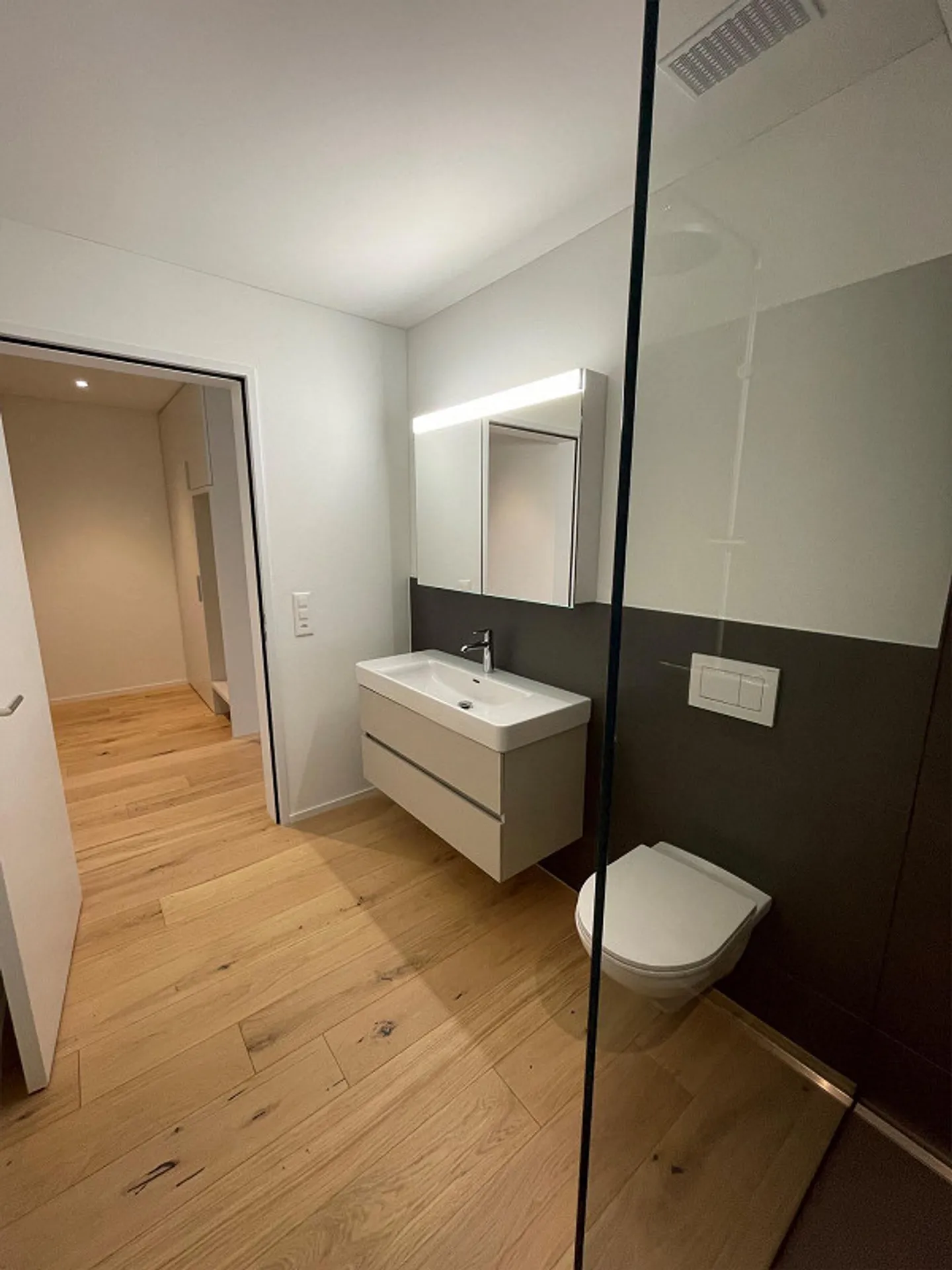 Appartement moderne de 2,5 pièces au rez-de-chaussée dans la verdure - Photo 3 sur 11