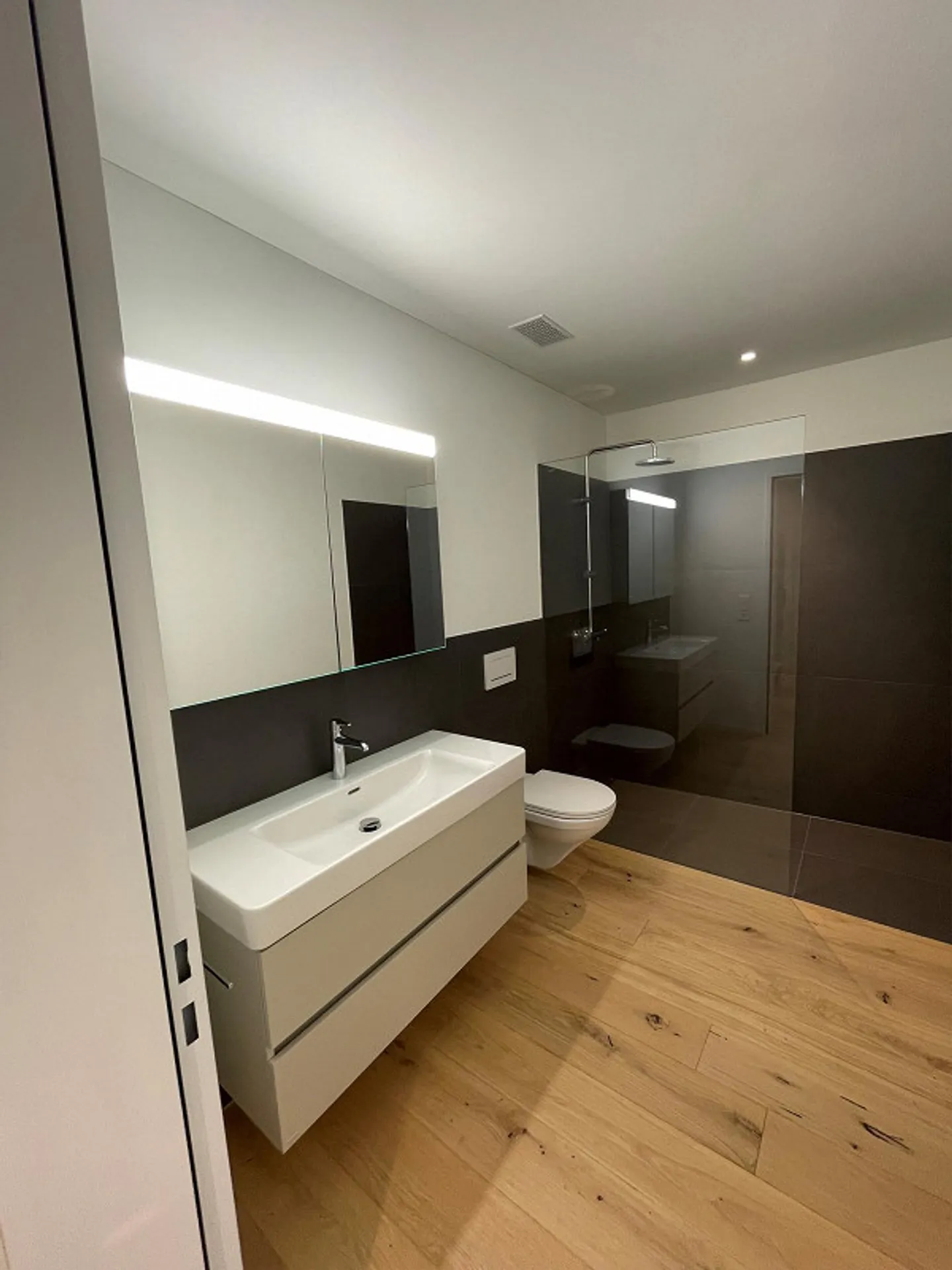 Appartement moderne de 2,5 pièces au rez-de-chaussée dans la verdure - Photo 4 sur 11