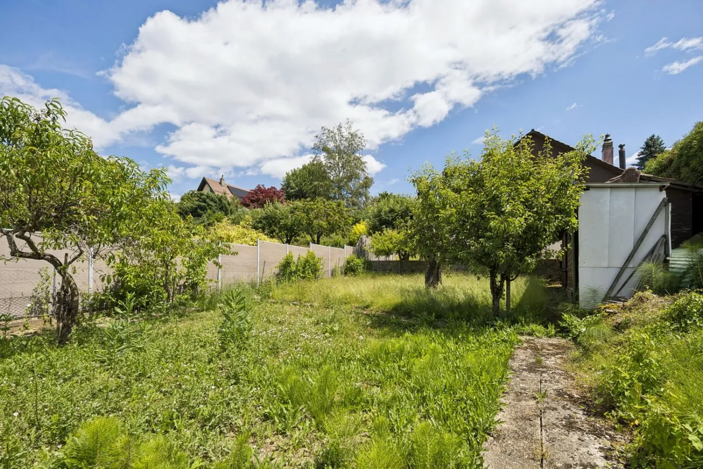 Grundstück mit hohem Potenzial und bestehendem Haus für Investoren - Foto 1 von 13