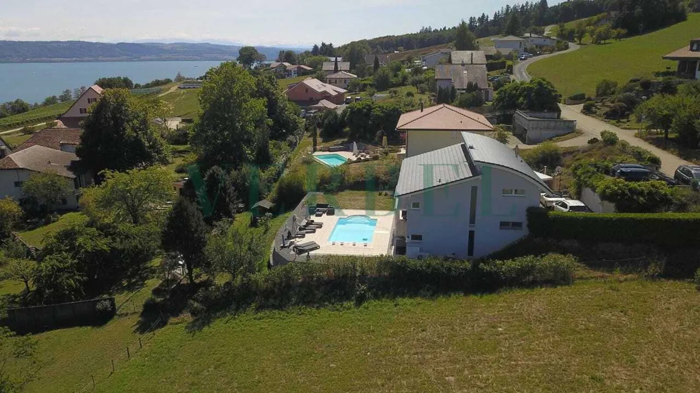 Architect-designed villa – Panoramic view of the lake - Photo 3 of 4