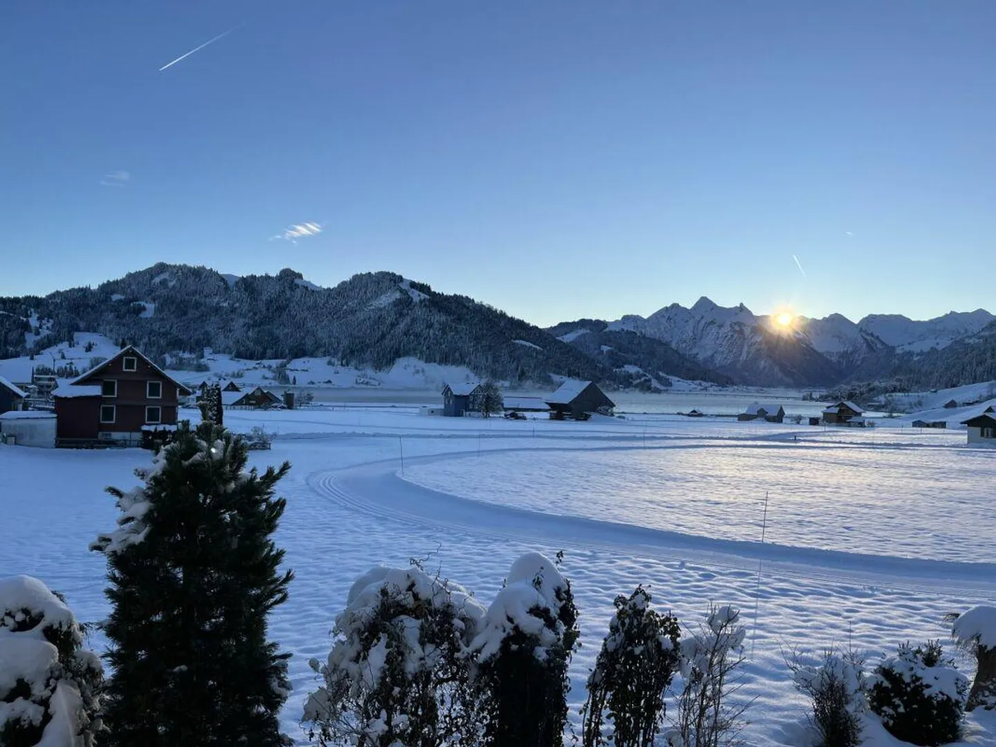 Oasis au-dessus de la mer de brouillard : Appartement ensoleillé de 5,5 pièces avec vue panoramique - Photo 2 sur 14
