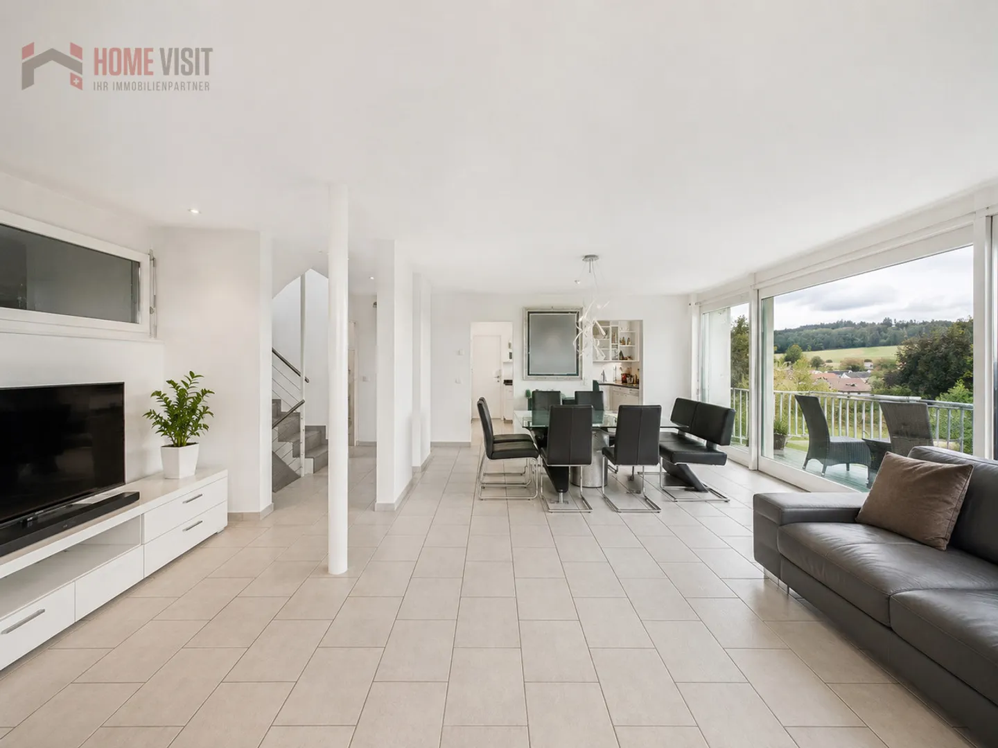 Exclusive single-family home with unobstructed panoramic view in Hagenbuch - Photo 2 of 13