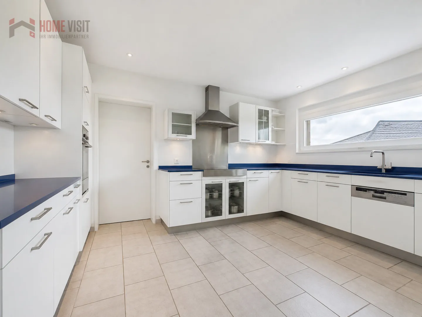 Exclusive single-family home with unobstructed panoramic view in Hagenbuch - Photo 3 of 13
