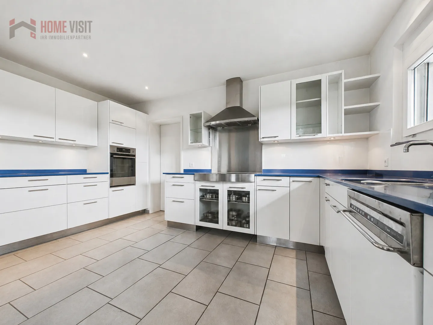 Exclusive single-family home with unobstructed panoramic view in Hagenbuch - Photo 4 of 13