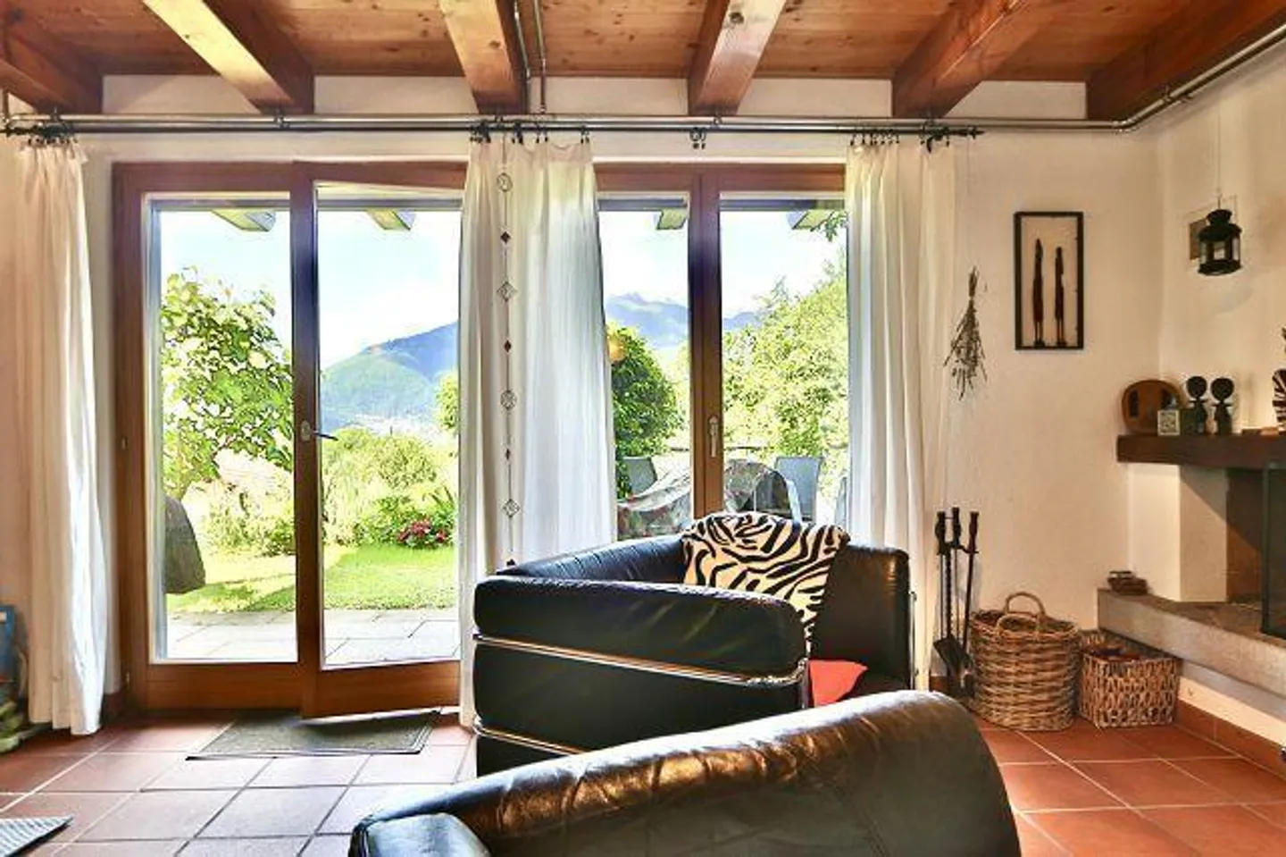 «4 1/2-Zimmer-Haus sehr ruhiger, sonniger Seeblicklage / chalet di 4 1/2 locali molto tranquilla, soleggiata e vista lago» - Foto 2 di 37
