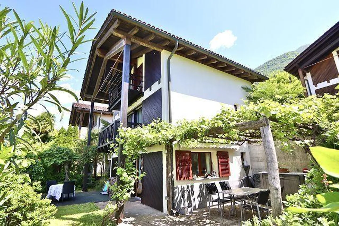«4 1/2-Zimmer-Haus sehr ruhiger, sonniger Seeblicklage / chalet di 4 1/2 locali molto tranquilla, soleggiata e vista lago» - Foto 1 di 37