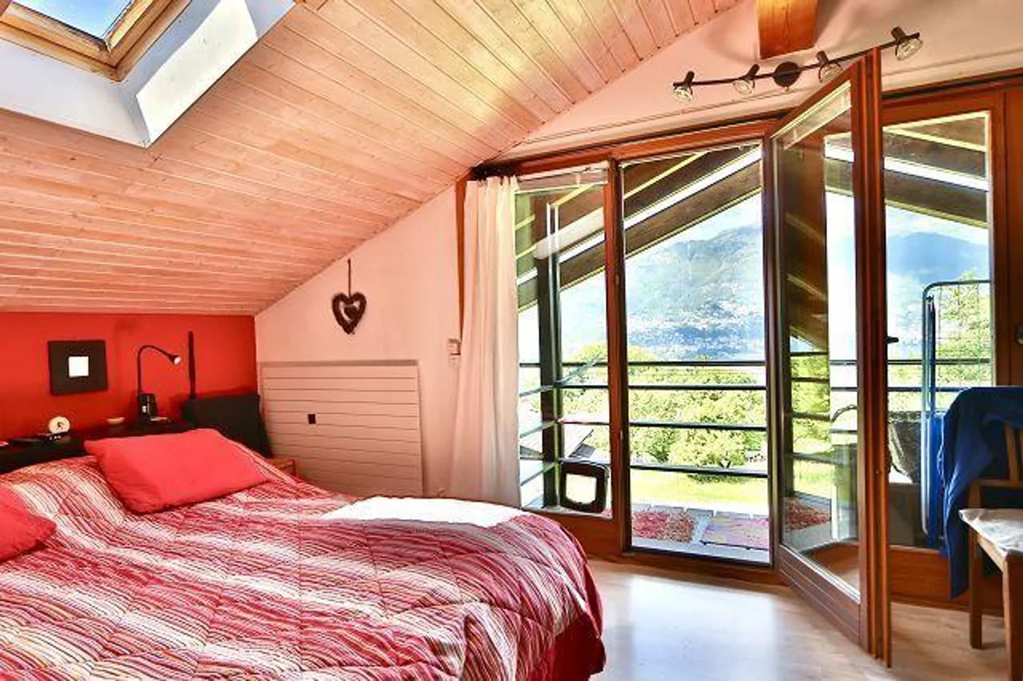 «4 1/2-Zimmer-Haus sehr ruhiger, sonniger Seeblicklage / chalet di 4 1/2 locali molto tranquilla, soleggiata e vista lago» - Foto 10 di 37