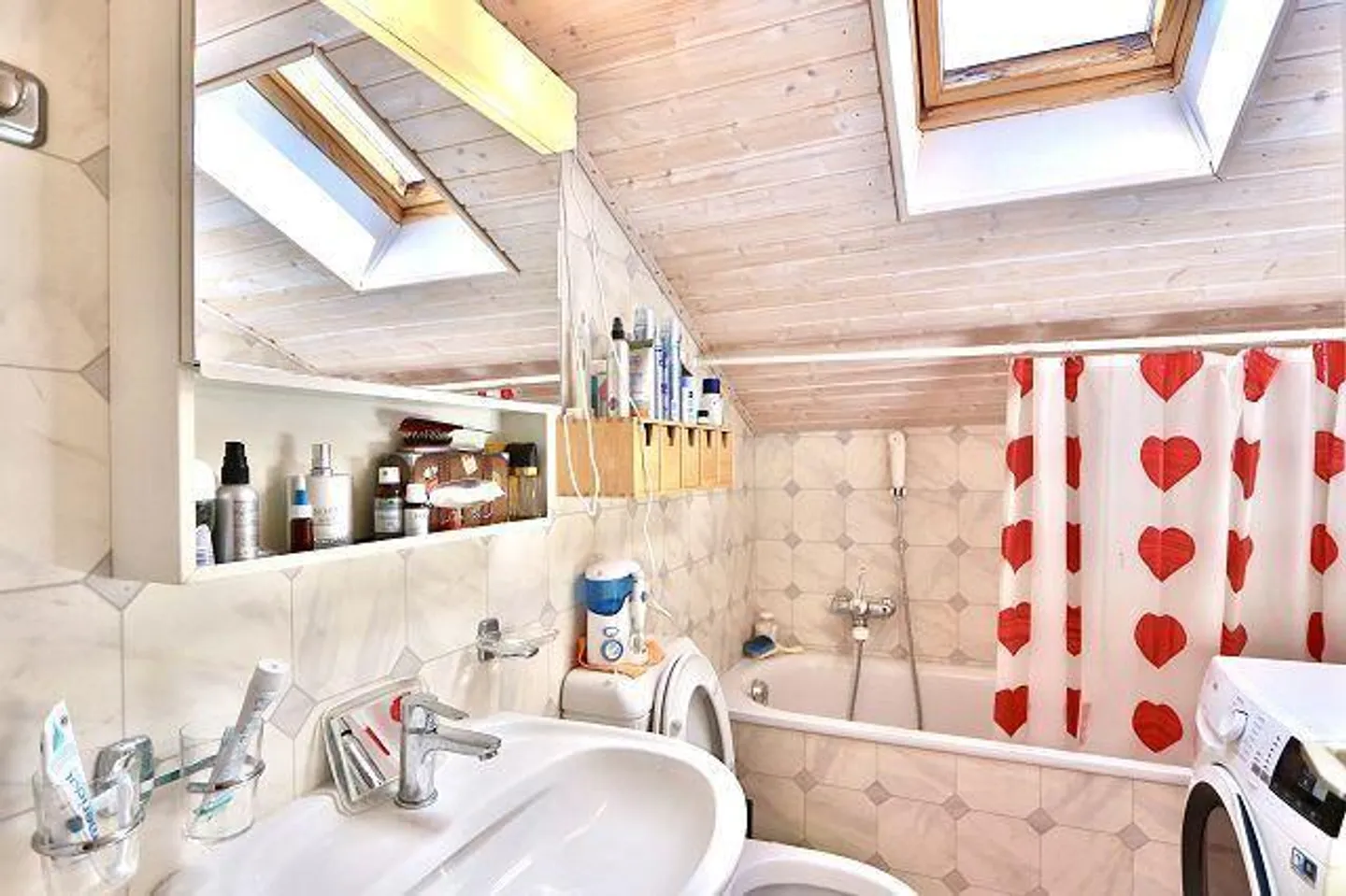 «4 1/2-Zimmer-Haus sehr ruhiger, sonniger Seeblicklage / chalet di 4 1/2 locali molto tranquilla, soleggiata e vista lago» - Foto 12 di 37