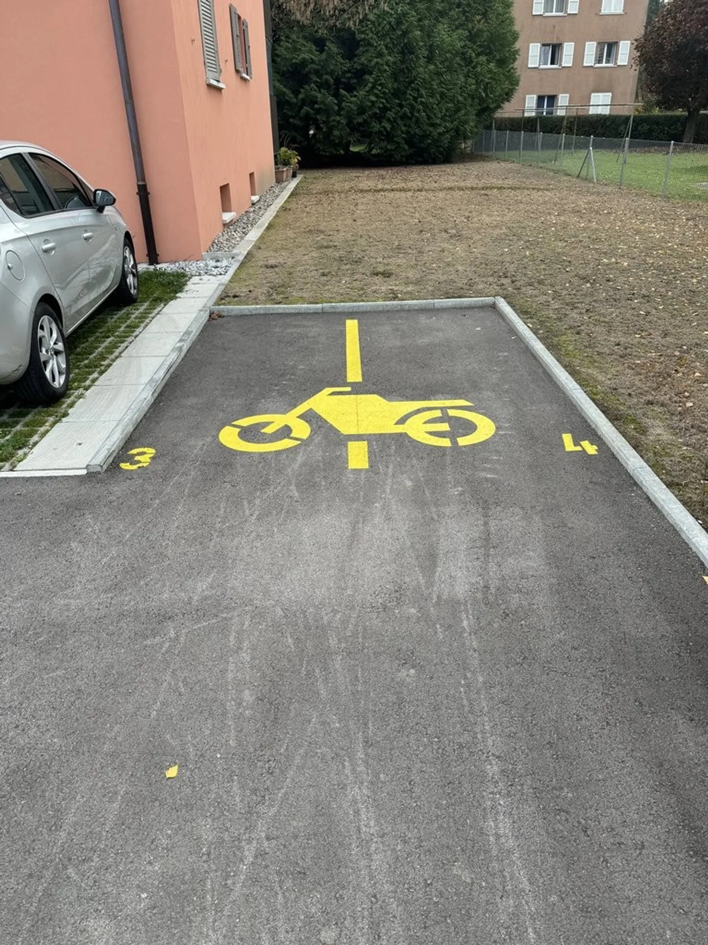 Posti moto all'aperto in affitto - Foto 2 di 2