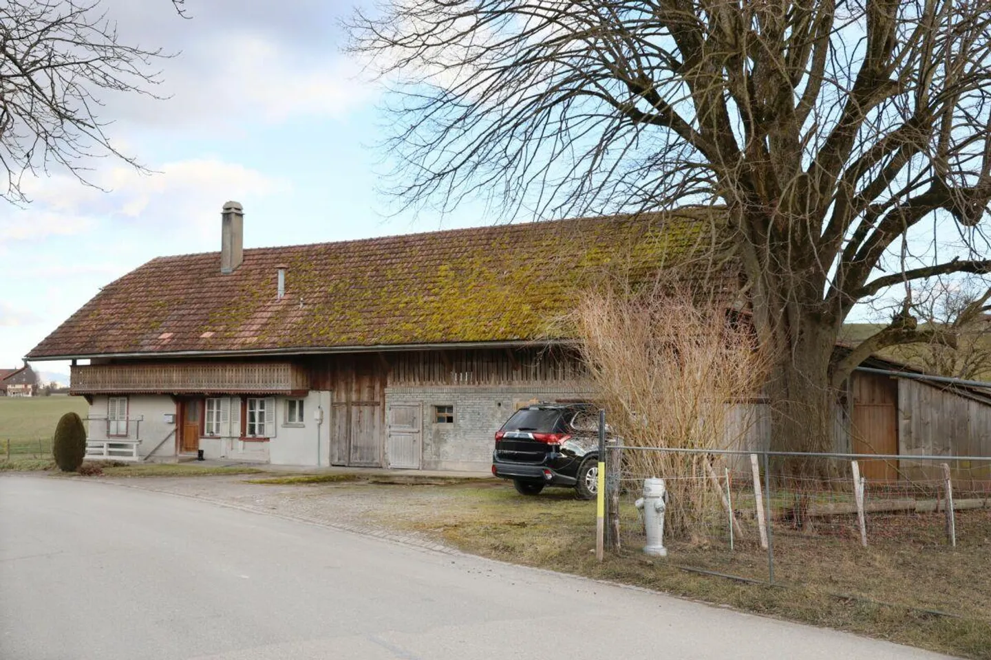 Former farmhouse in building rights and leasehold land - Photo 1 of 12
