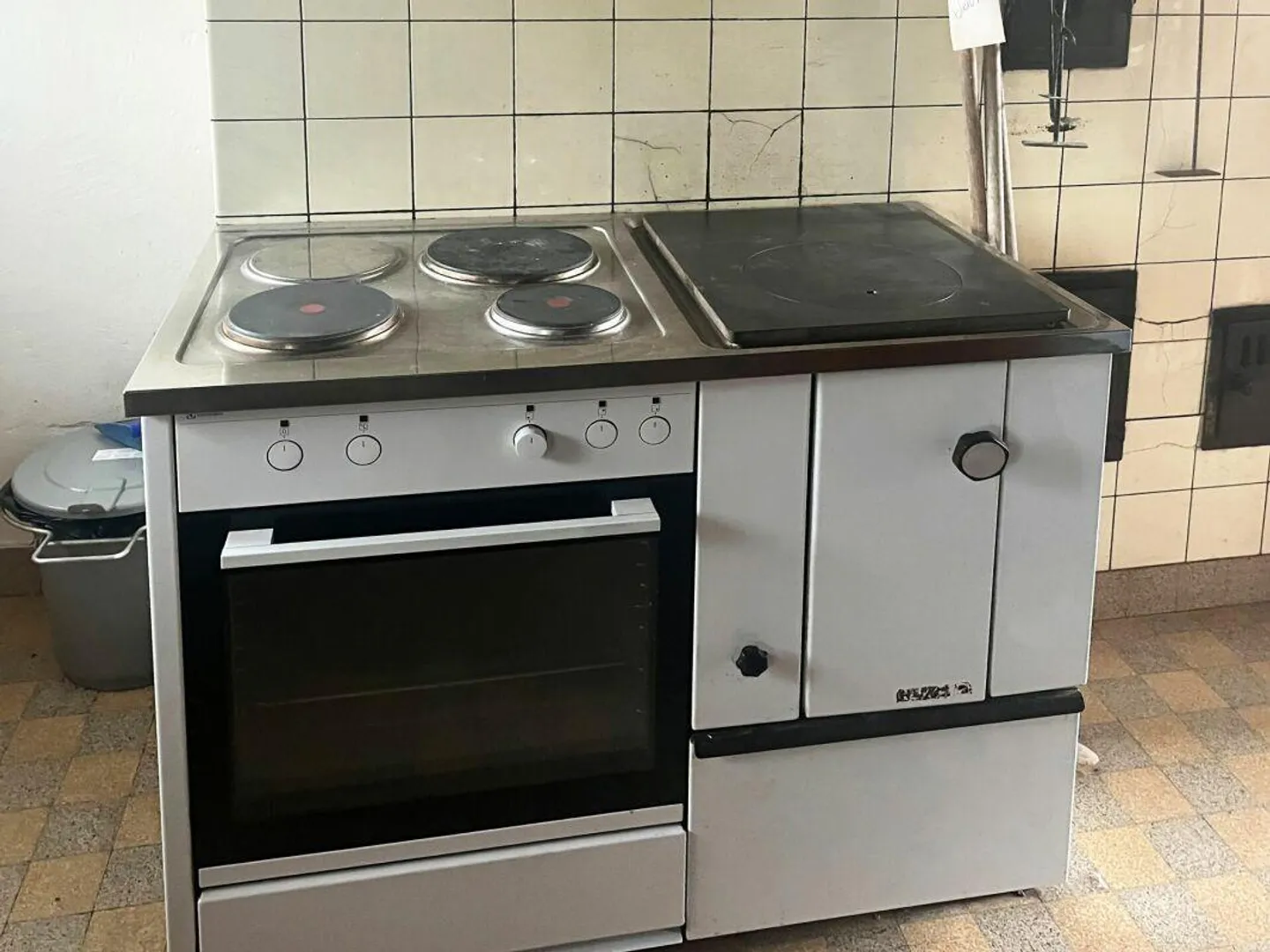 Former farmhouse in building rights and leasehold land - Photo 2 of 12