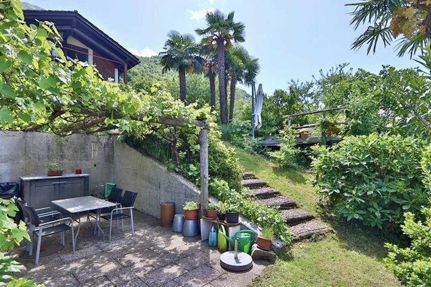 «4 1/2-Zimmer-Haus sehr ruhiger, sonniger Seeblicklage / chalet di 4 1/2 locali molto tranquilla, soleggiata e vista lago» - Foto 15 di 37