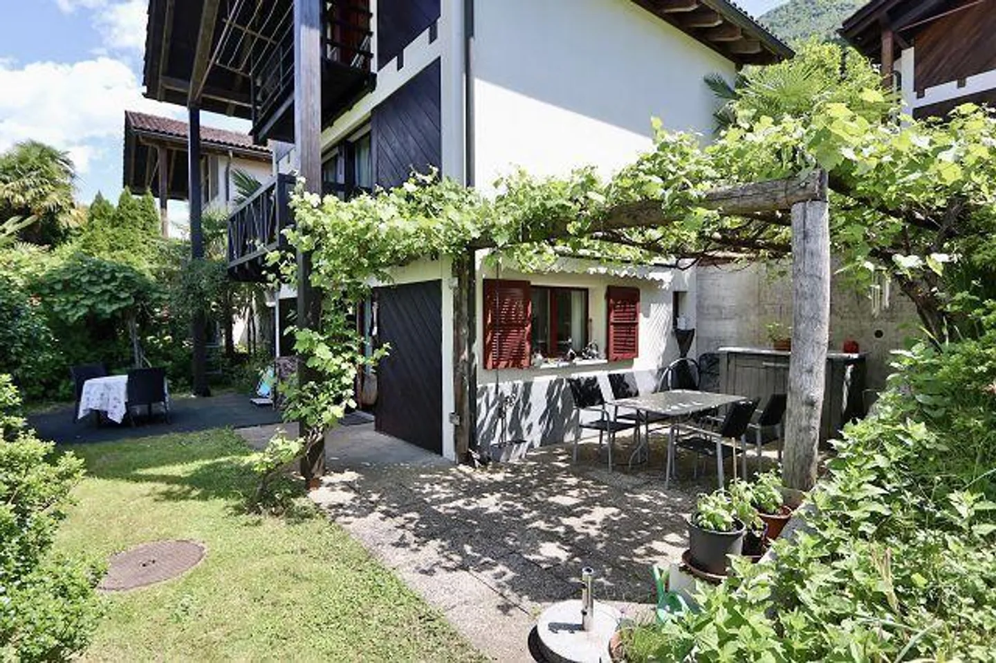 «4 1/2-Zimmer-Haus sehr ruhiger, sonniger Seeblicklage / chalet di 4 1/2 locali molto tranquilla, soleggiata e vista lago» - Foto 17 di 37