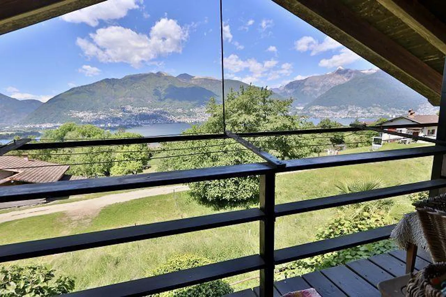 «4 1/2-Zimmer-Haus sehr ruhiger, sonniger Seeblicklage / chalet di 4 1/2 locali molto tranquilla, soleggiata e vista lago» - Foto 19 di 37