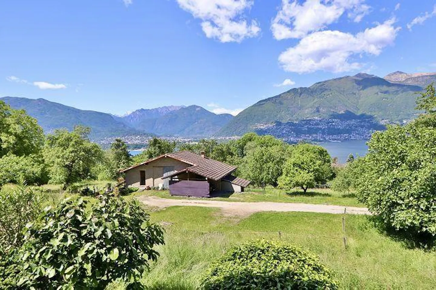 «4 1/2-Zimmer-Haus sehr ruhiger, sonniger Seeblicklage / chalet di 4 1/2 locali molto tranquilla, soleggiata e vista lago» - Foto 22 di 37