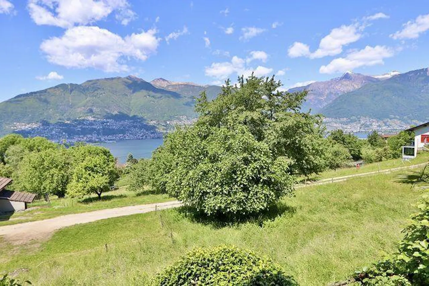 «4 1/2-Zimmer-Haus sehr ruhiger, sonniger Seeblicklage / chalet di 4 1/2 locali molto tranquilla, soleggiata e vista lago» - Foto 24 di 37