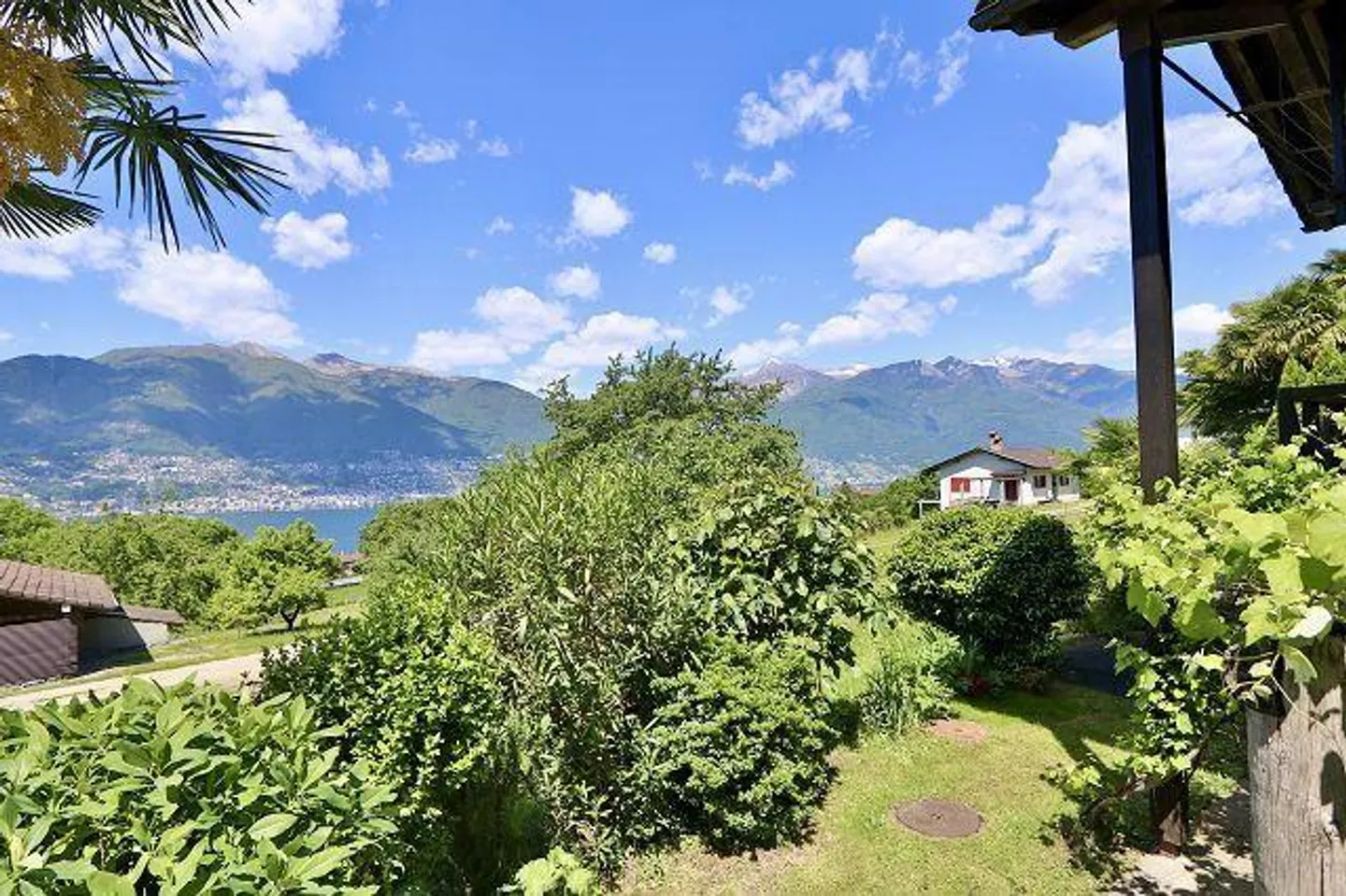 «4 1/2-Zimmer-Haus sehr ruhiger, sonniger Seeblicklage / chalet di 4 1/2 locali molto tranquilla, soleggiata e vista lago» - Foto 25 di 37