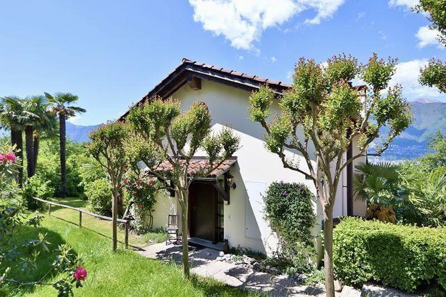 «4 1/2-Zimmer-Haus sehr ruhiger, sonniger Seeblicklage / chalet di 4 1/2 locali molto tranquilla, soleggiata e vista lago» - Foto 32 di 37