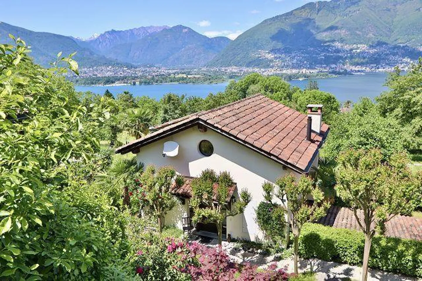 «4 1/2-Zimmer-Haus sehr ruhiger, sonniger Seeblicklage / chalet di 4 1/2 locali molto tranquilla, soleggiata e vista lago» - Foto 33 di 37