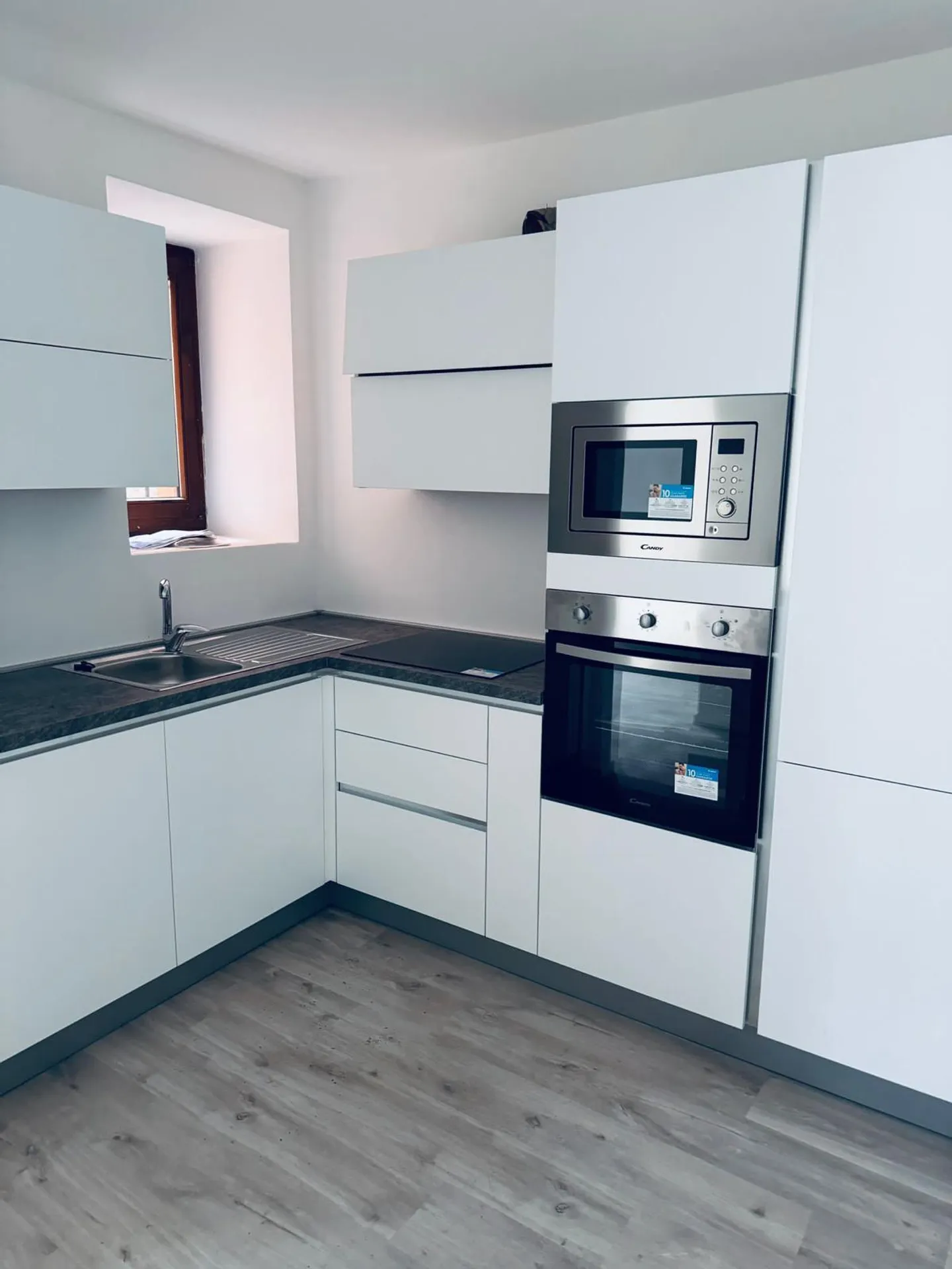 Bright 4.5-Room Apartment with Lake View Renovated - Photo 3 of 12