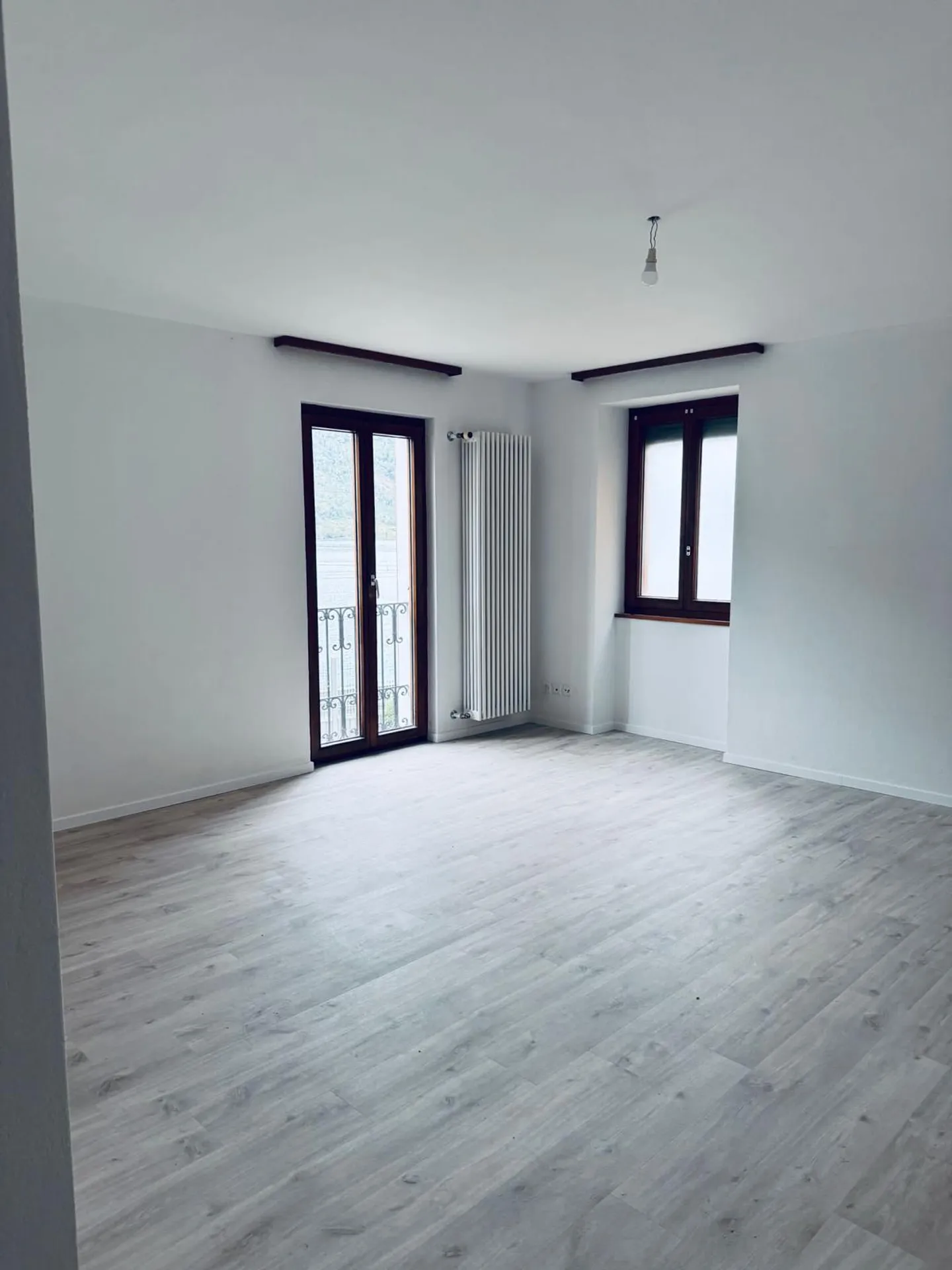 Bright 4.5-Room Apartment with Lake View Renovated - Photo 8 of 12