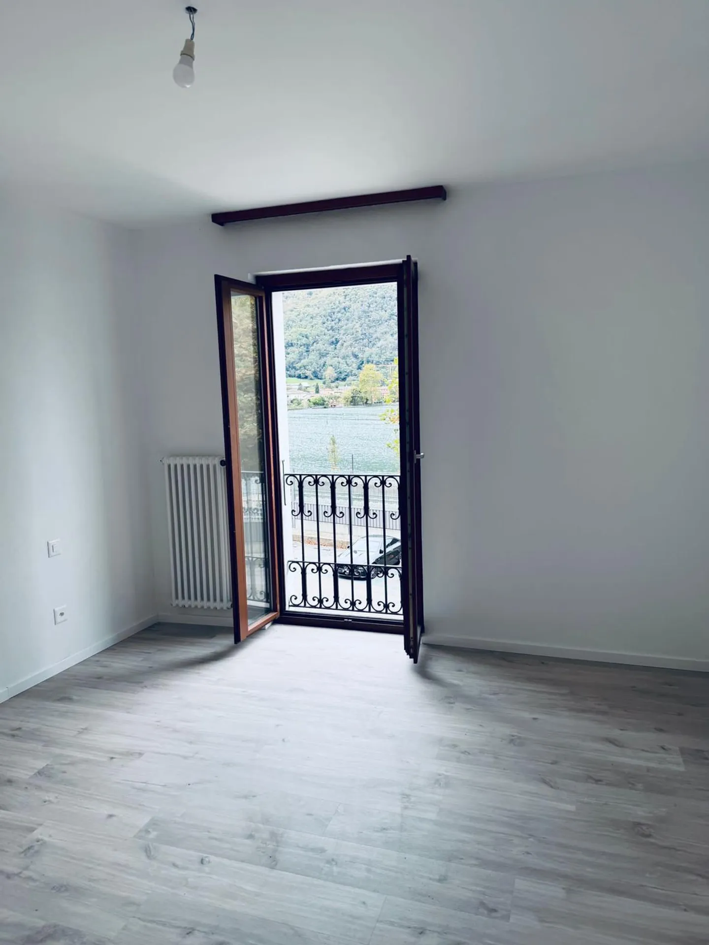 Bright 4.5-Room Apartment with Lake View Renovated - Photo 9 of 12