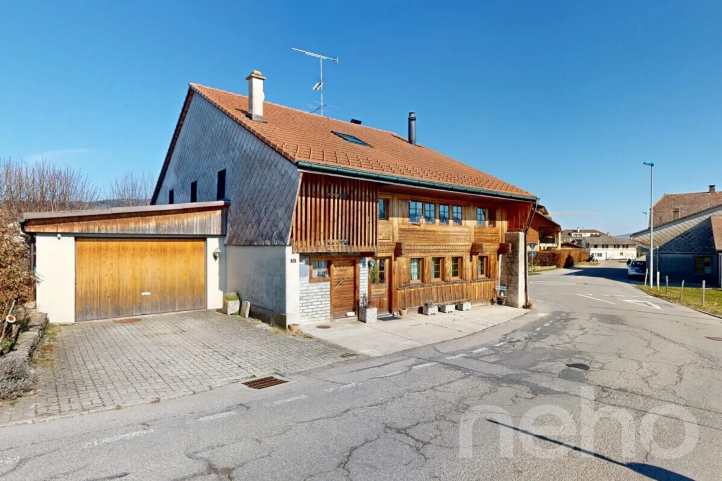 Geräumiges Haus mit großem Potenzial in ruhiger Lage - Foto 1 von 12