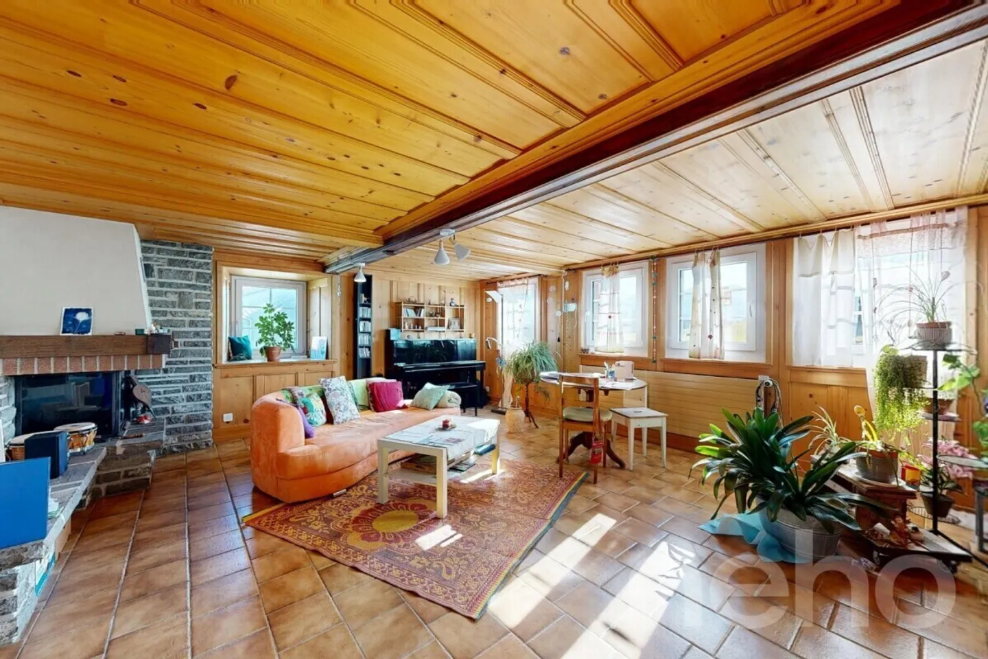 Geräumiges Haus mit großem Potenzial in ruhiger Lage - Foto 2 von 12