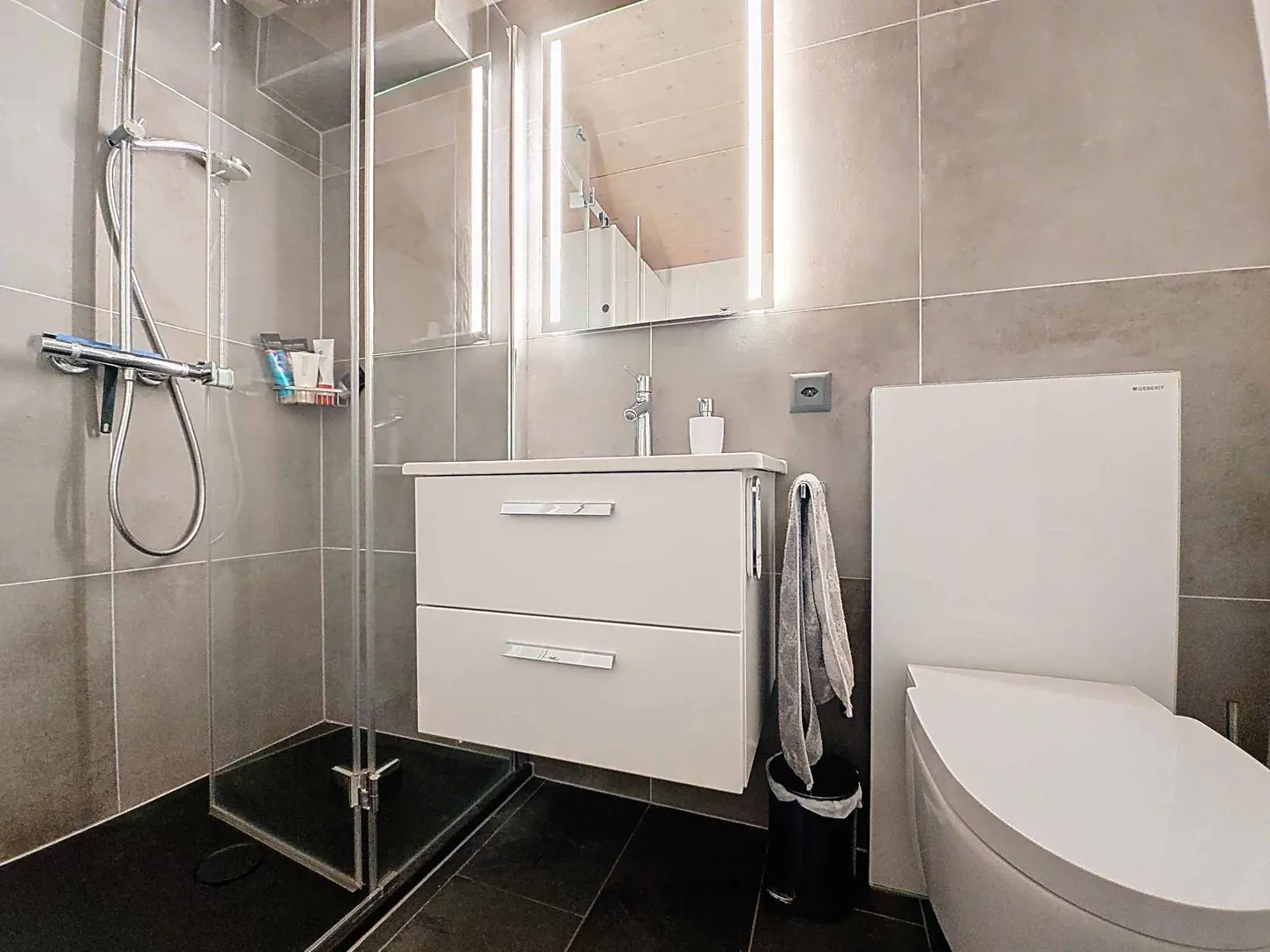 Exclusive! Beautiful and bright 3-room apartment with mooring - Photo 10 of 11