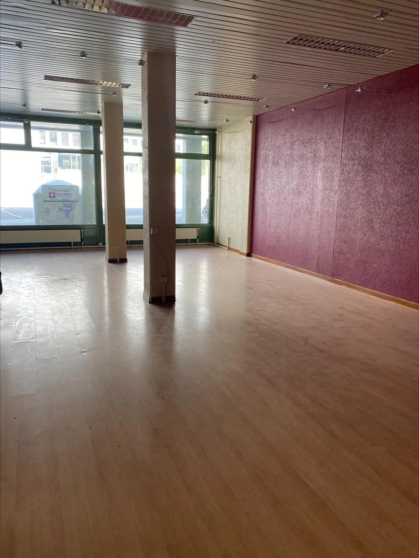 Ideally located commercial spaces near the Nations - Photo 2 of 4