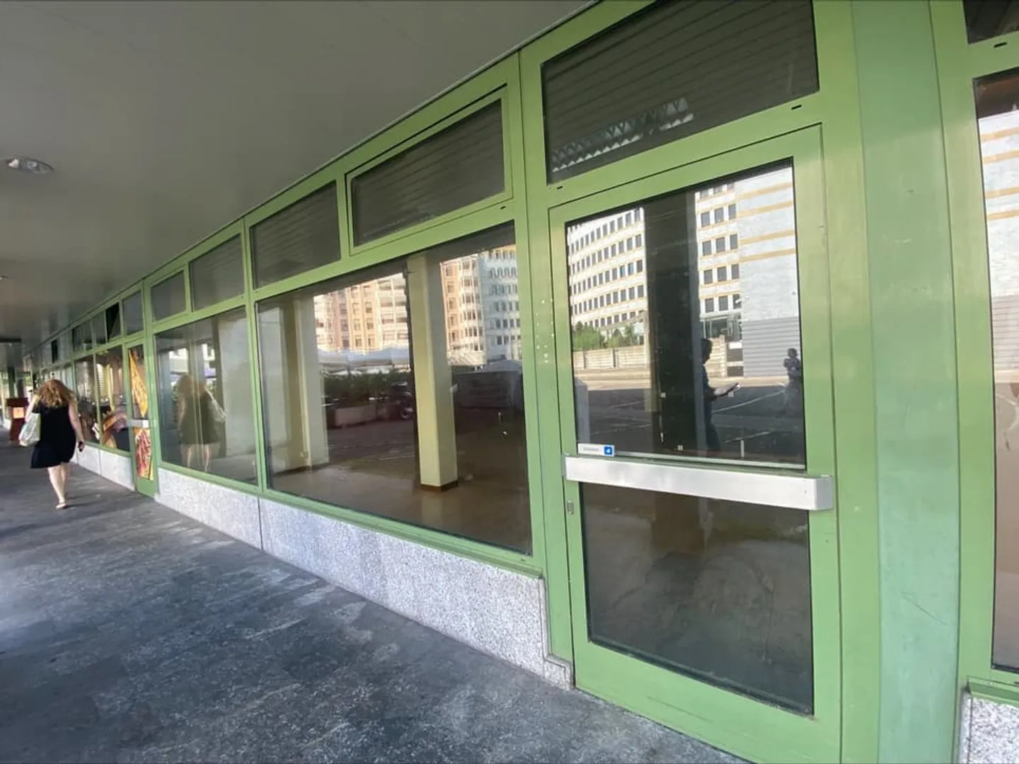 Ideally located commercial spaces near the Nations - Photo 1 of 4