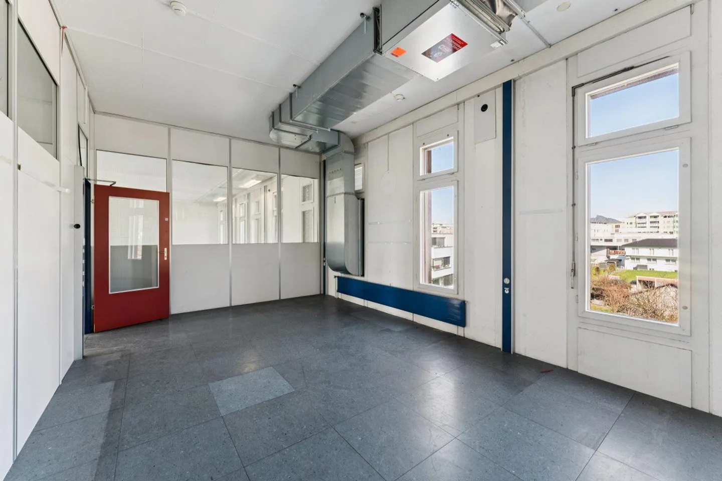Plenty of space for your ideas – 200 m² bright commercial space in the best location - Photo 2 of 9