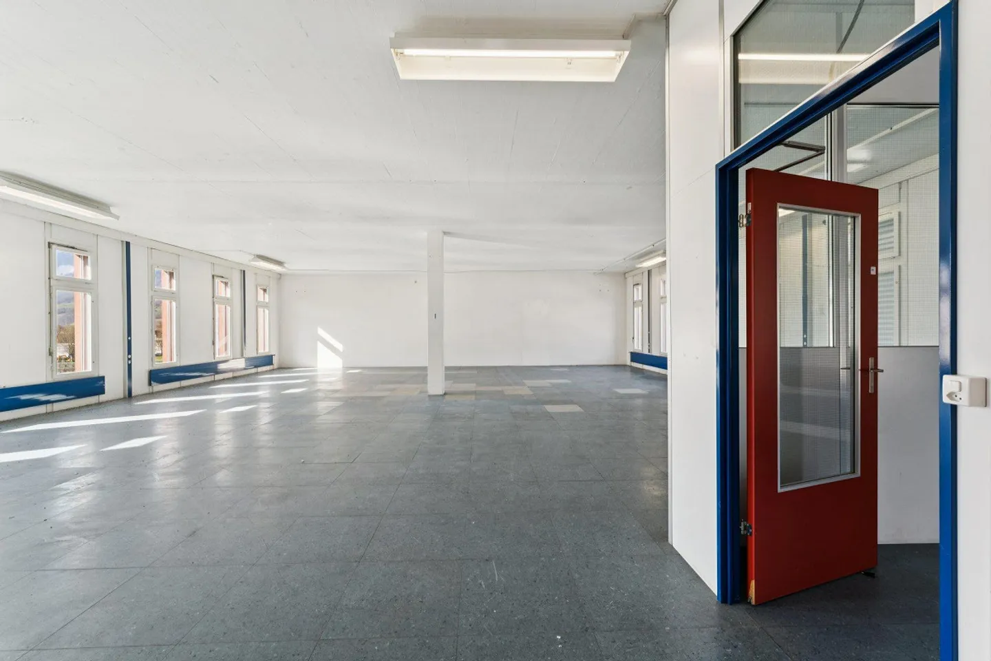 Plenty of space for your ideas – 200 m² bright commercial space in the best location - Photo 3 of 9
