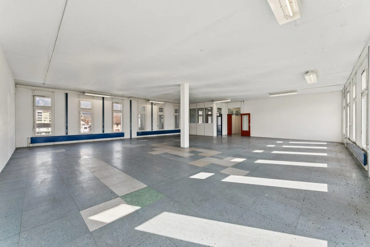 Plenty of space for your ideas – 200 m² bright commercial space in the best location - Photo 5 of 9