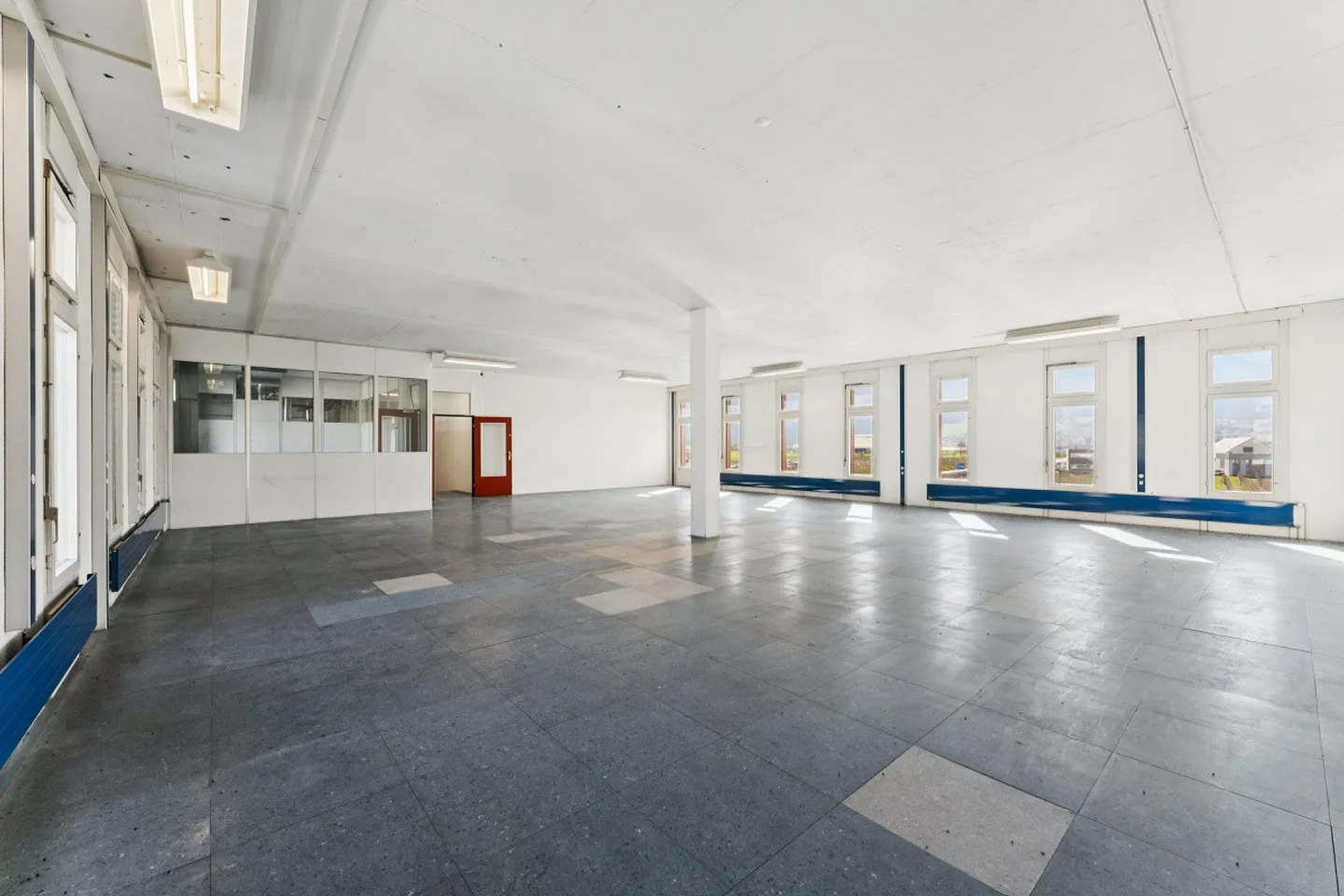 Plenty of space for your ideas – 200 m² bright commercial space in the best location - Photo 4 of 9