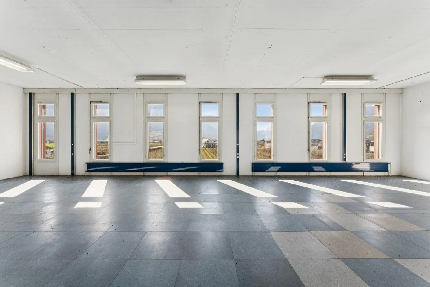 Plenty of space for your ideas – 200 m² bright commercial space in the best location - Photo 6 of 9