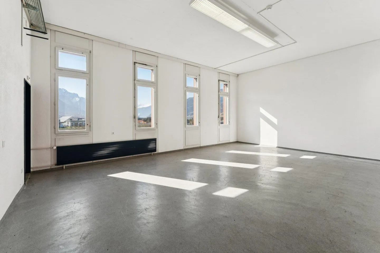 Plenty of space for your ideas – 200 m² bright commercial space in the best location - Photo 8 of 9